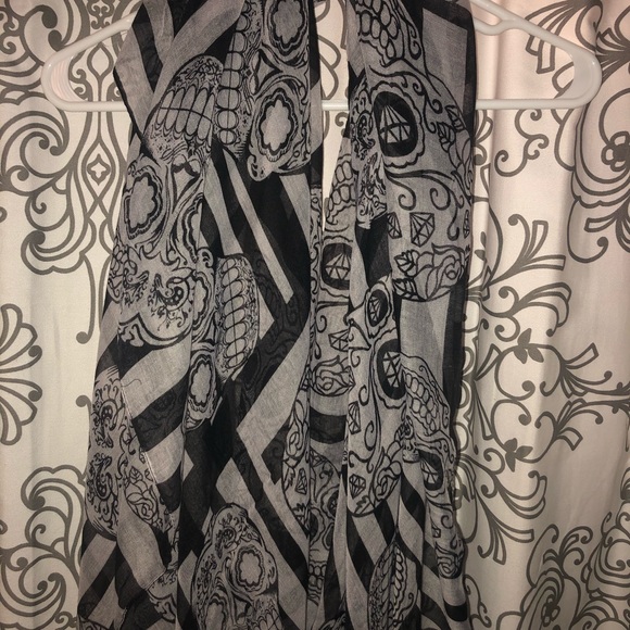 Zara Stripe and Skull scarf - Picture 3 of 3